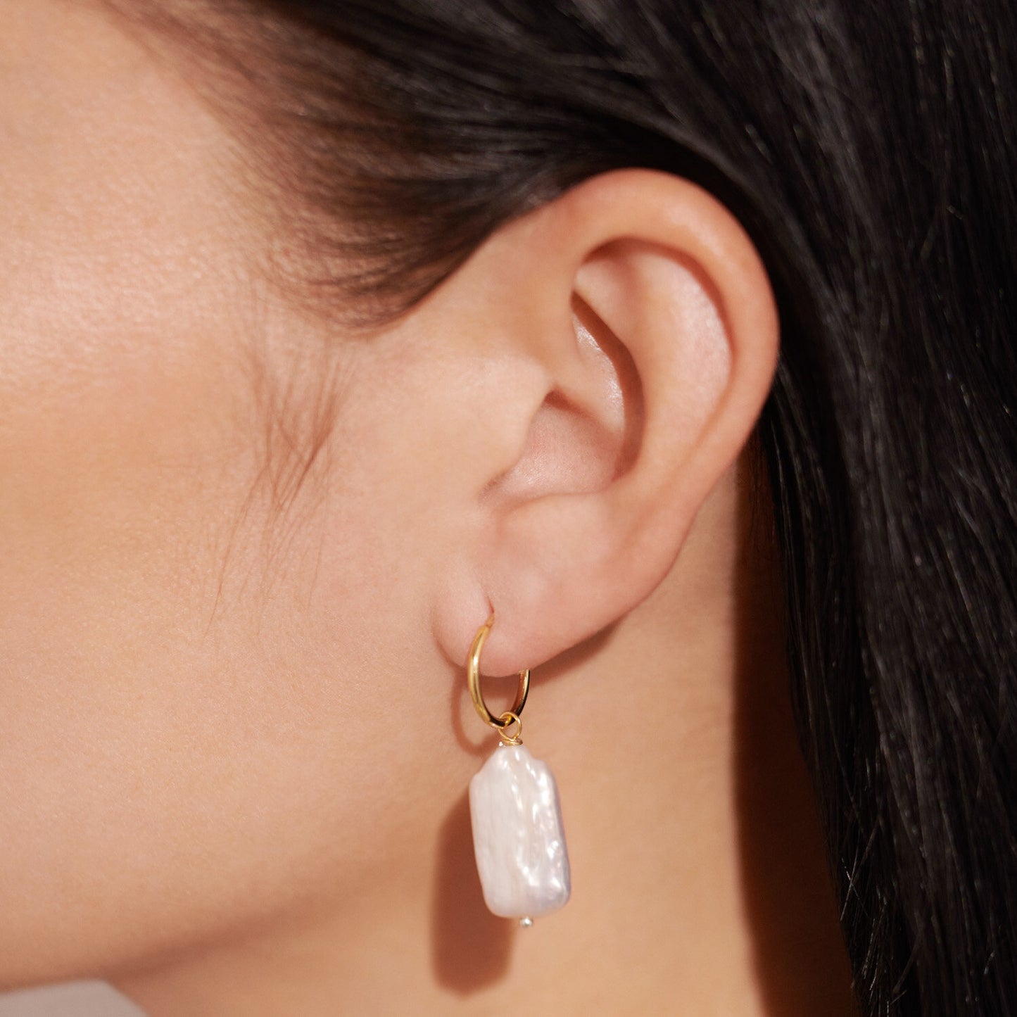 Joma Lumi Pearl Earrings - Gold Hoop